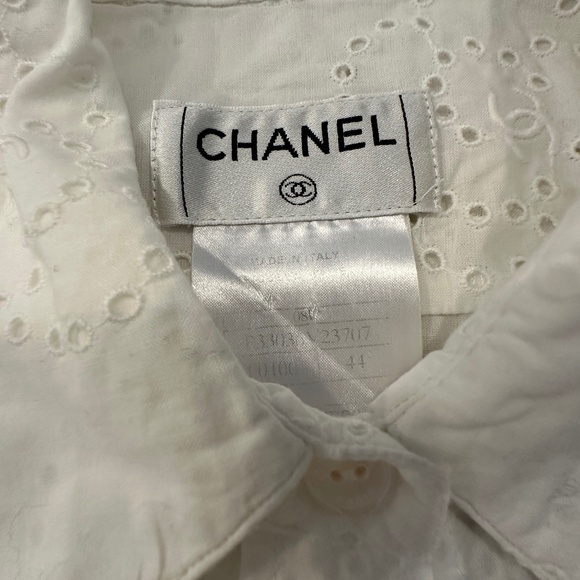 A CHANEL SHORT SLEEVE EYELET WHITE BLOUSE - Picture 4 of 10